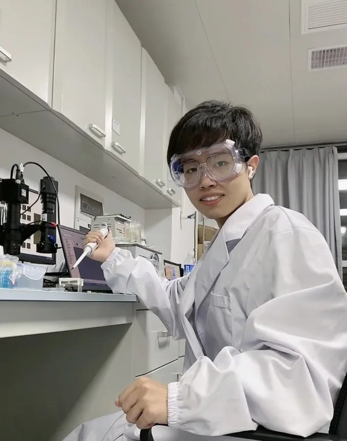 Shaojie Hu conducting laboratory research
