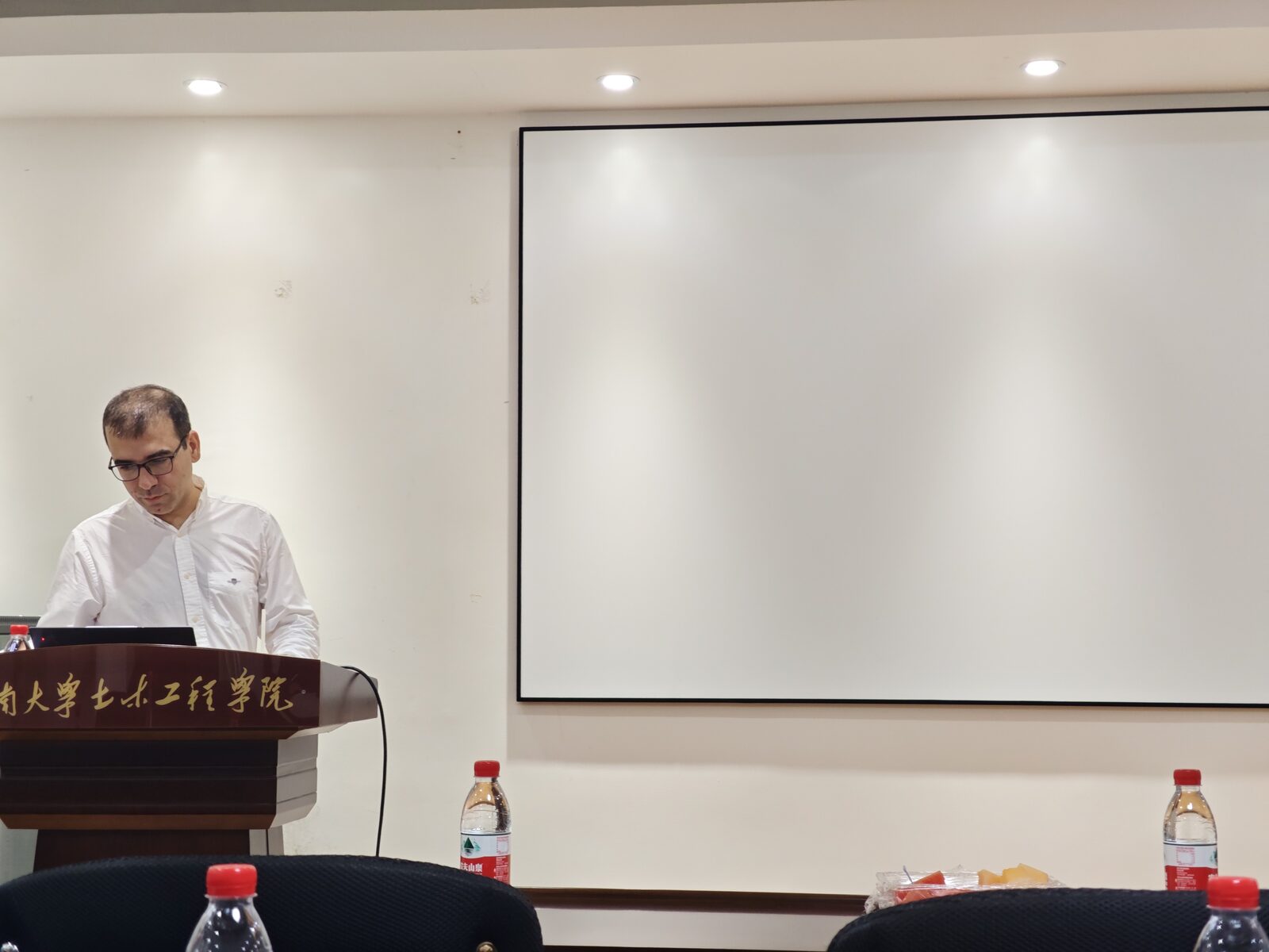 Professor Nima Shokri giving an academic presentation at Hunan University