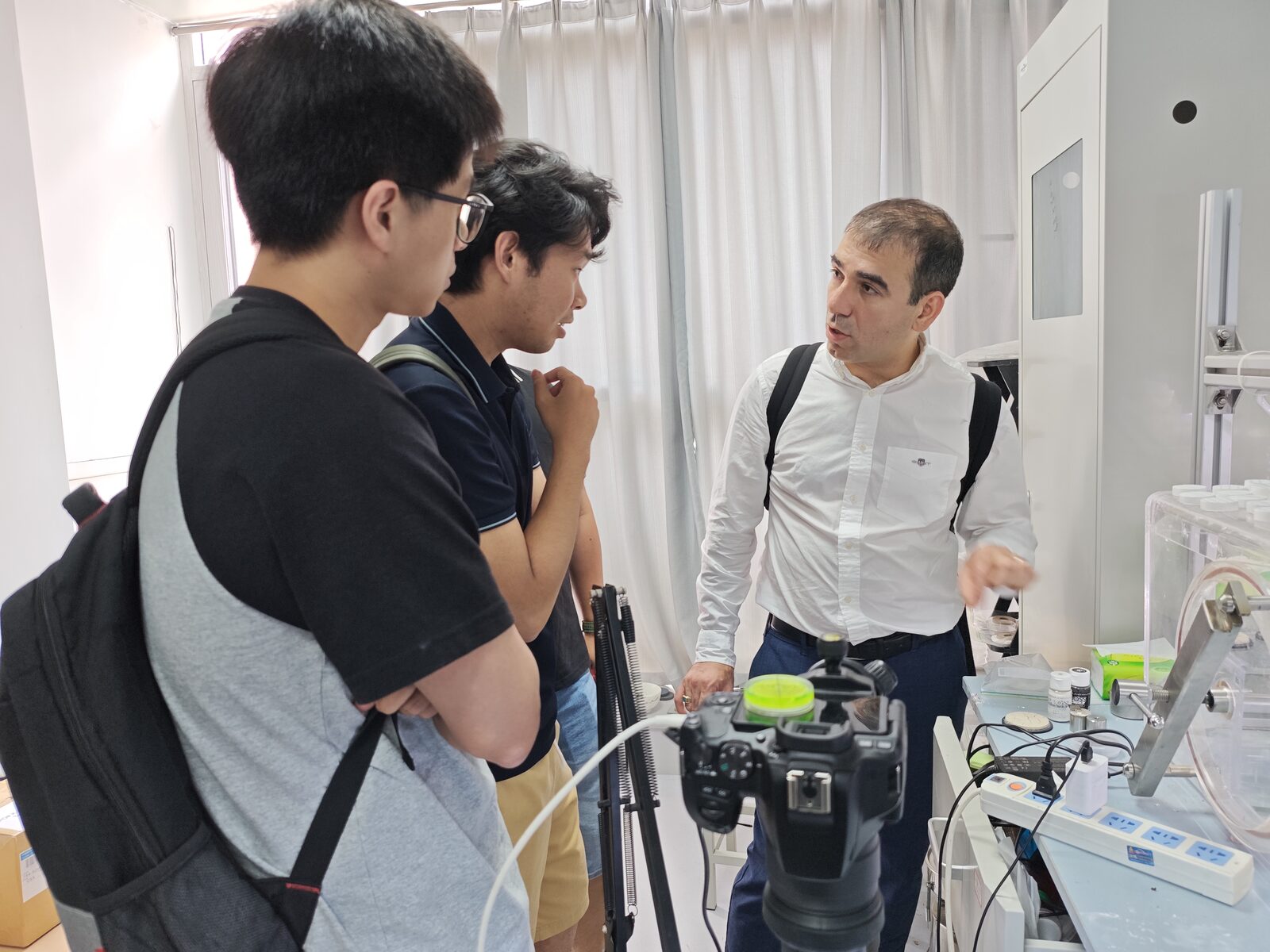 Professor Nima Shokri exchanging ideas with UNSAT Lab members