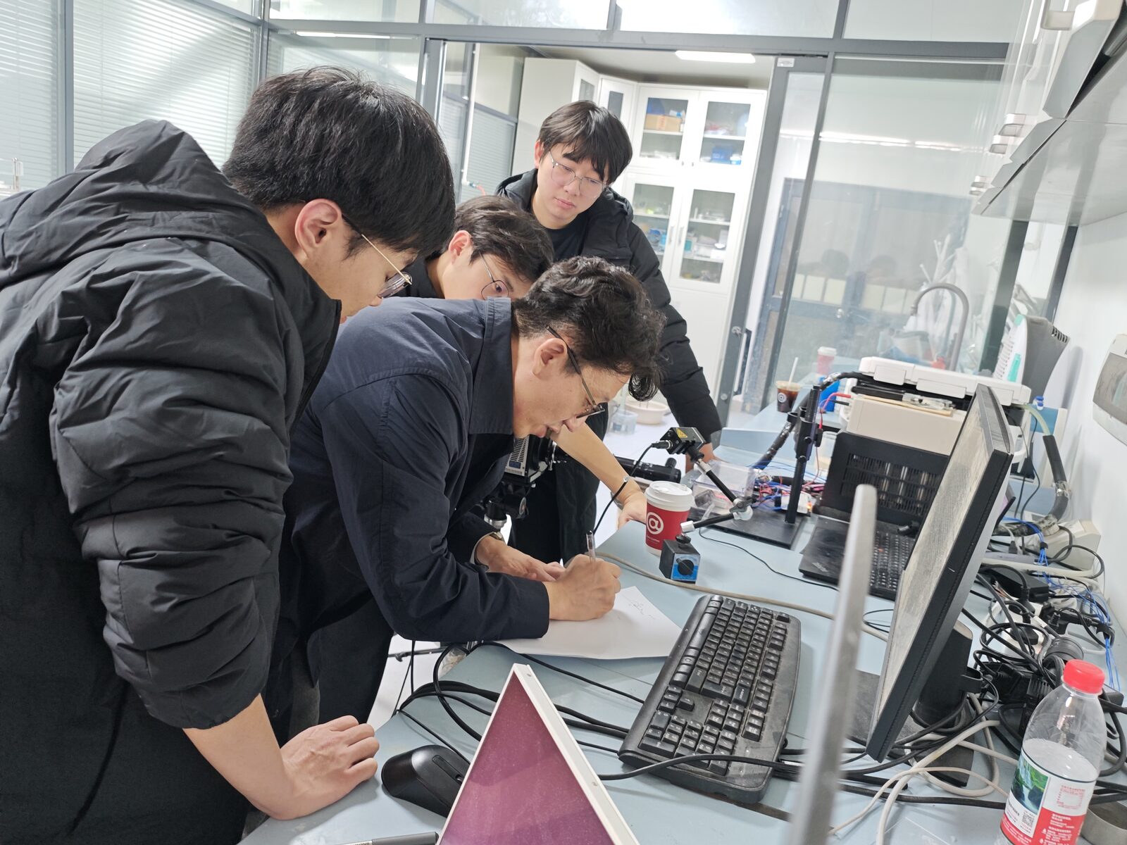 Professor Hyoungsoo Kim discussing laboratory experiments with UNSAT Lab members